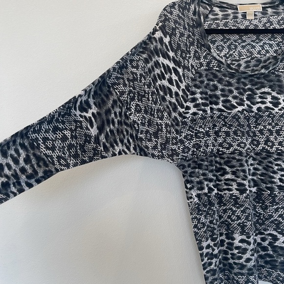 Michael Kors Size L Animal Snake Print Lightweight Long Sleeve T Shirt Top - Picture 3 of 11